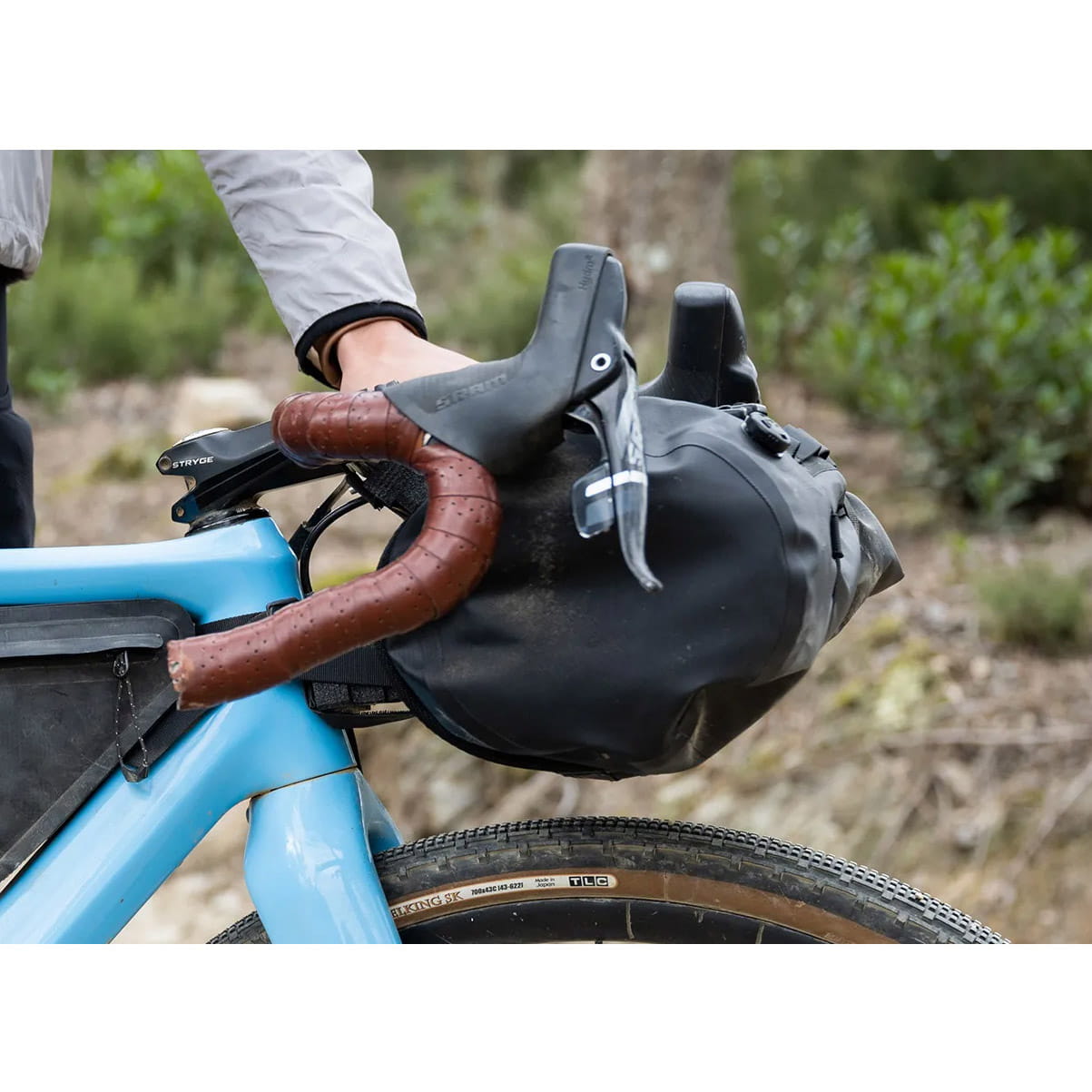 agu-venture-extreme-handlebar-pack-black-012