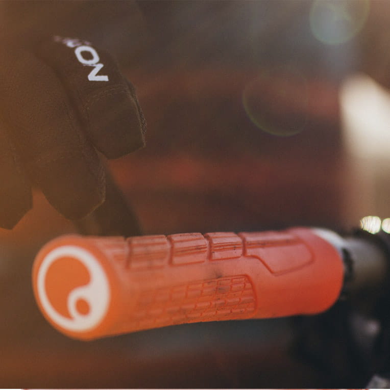 ergon-ge1-evo-factory-frozen-stealth-enduro-griffe-image-1