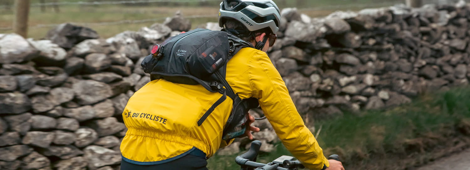 Rennradfahrer mit Rucksack