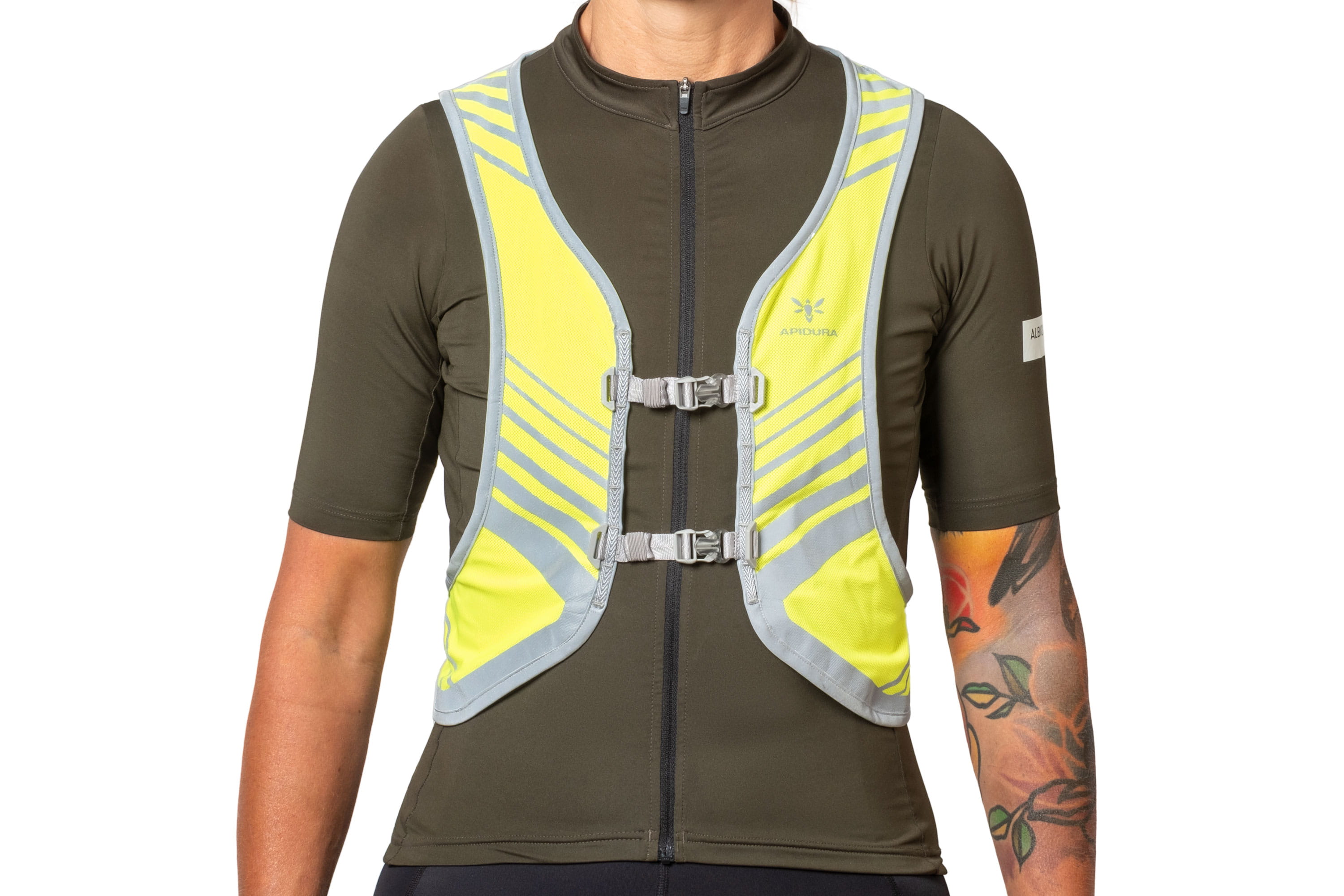 https://bike-packing.imgbolt.de/media/2c/cc/63/1701075232/apidura-packable-visibility-vest-s-m-on-body-1-hires.jpg