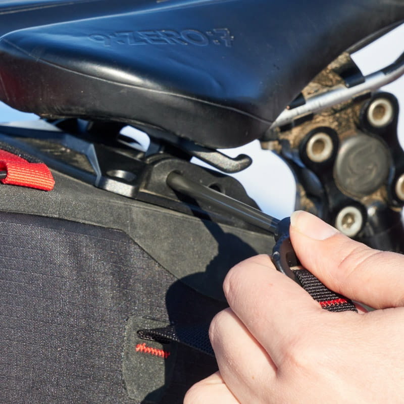 revelate-designs-spinelock-seat-bag-black-002