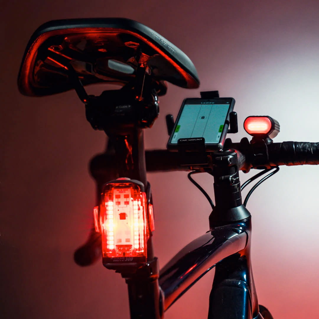 Lezyne Radar STVZO Rücklicht mit Smartphone am Fahrrad