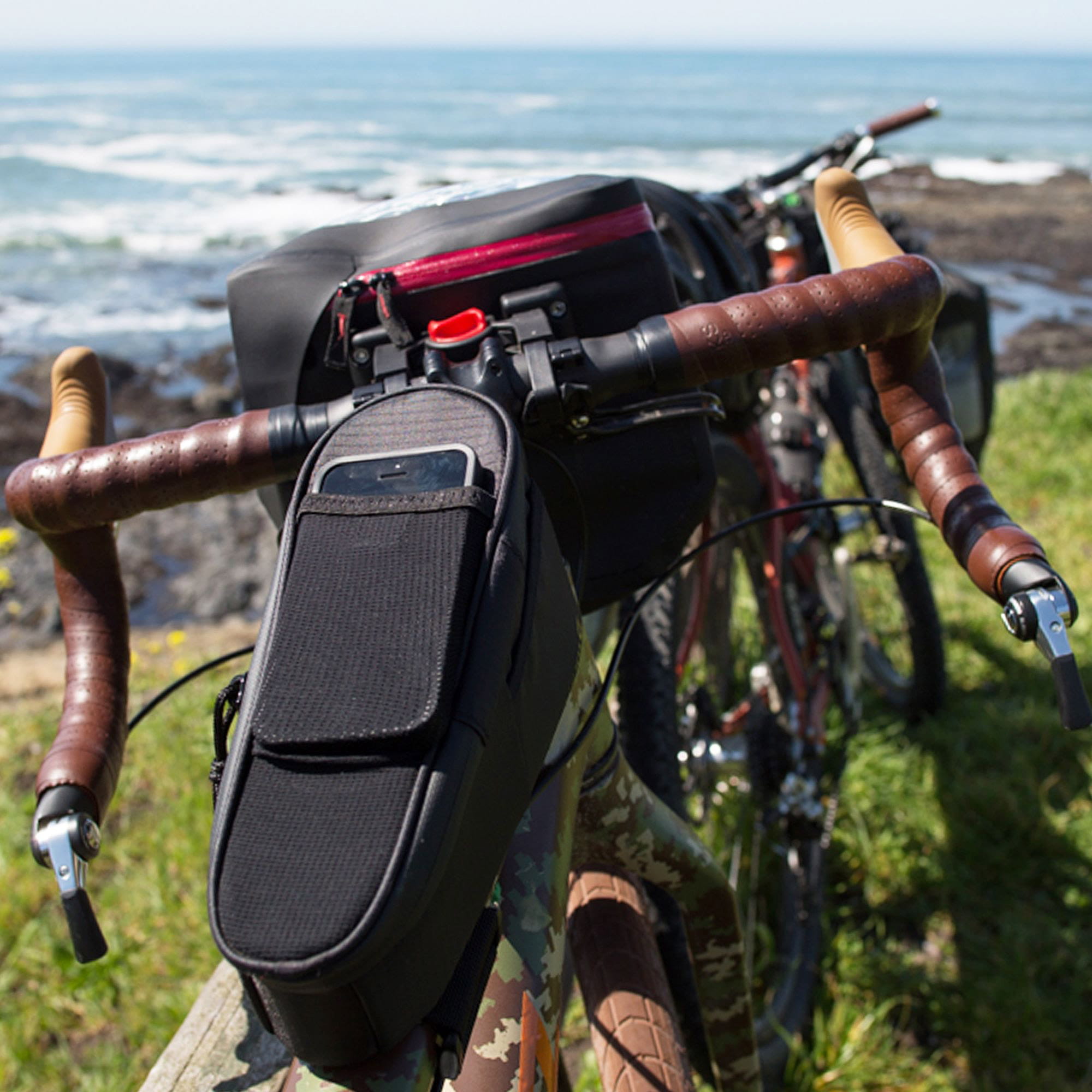 blackburn-outpost-top-tube-bag-lifestyle-01