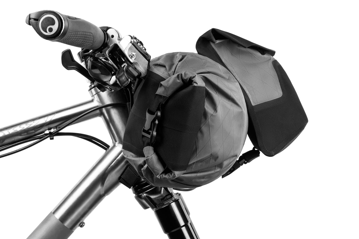https://bike-packing.imgbolt.de/media/94/d1/7b/1700742185/apidura-backcountry-accessory-pocket-4l-on-bike-3.jpg
