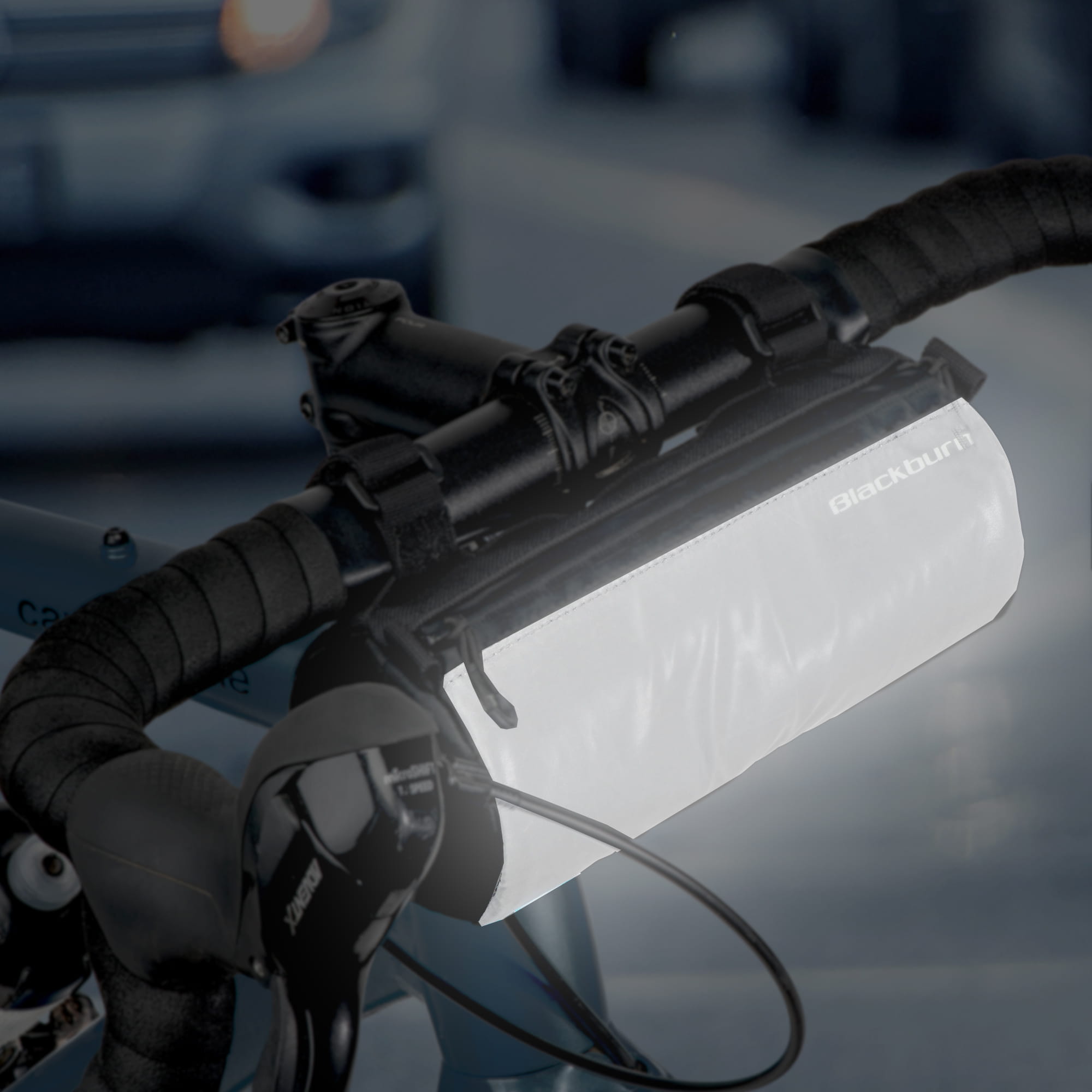 blackburn-grid-handlebar-bike-bag-lifestyle-specs-700x700