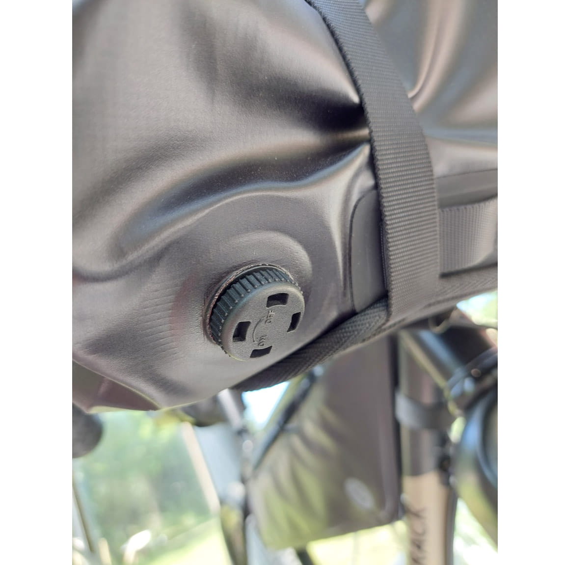 agu-venture-extreme-handlebar-pack-black-100