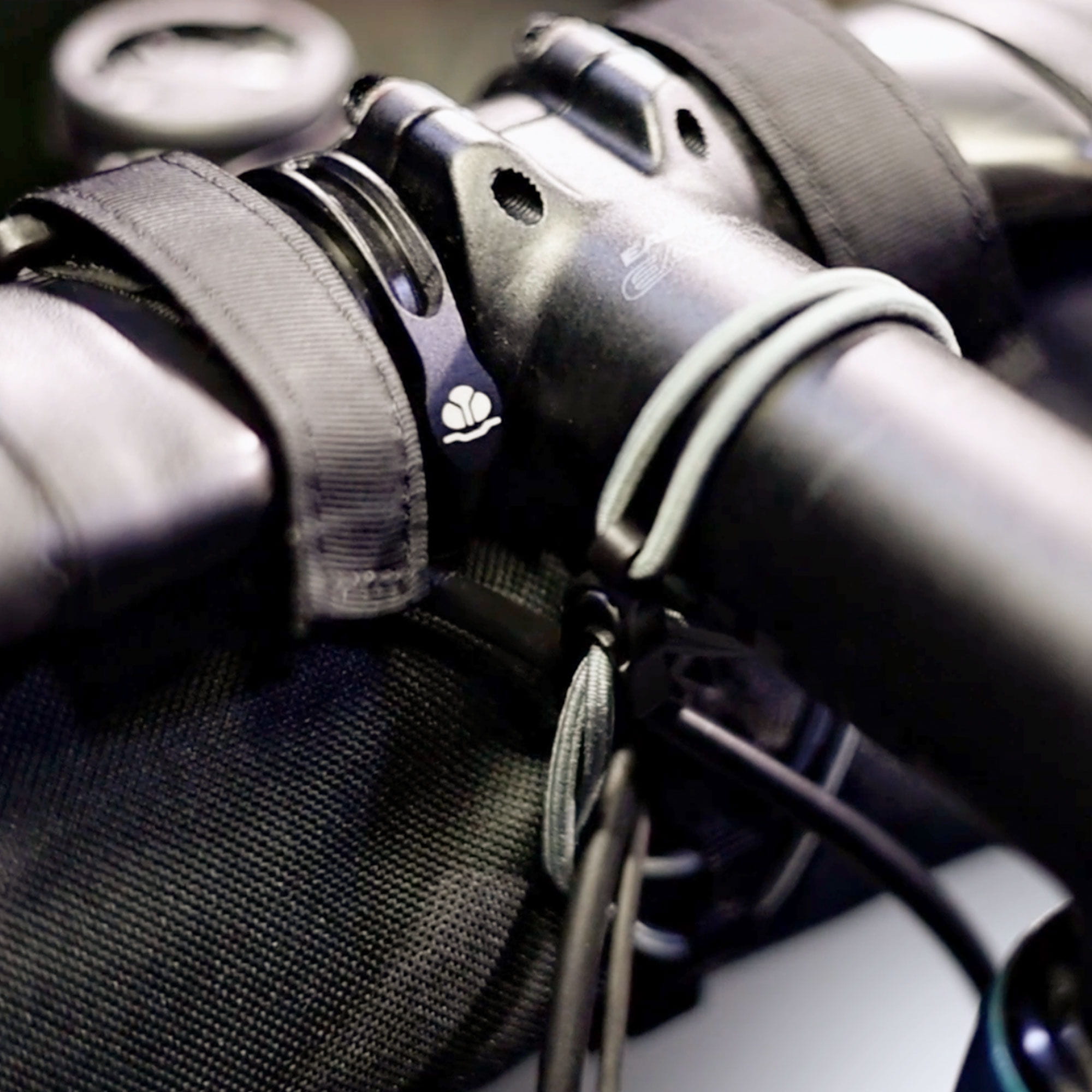 blackburn-grid-handlebar-bag-gray-lifestyle-1