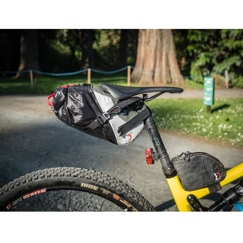 revelate-designs-jerrycan-oberrohrtasche-4